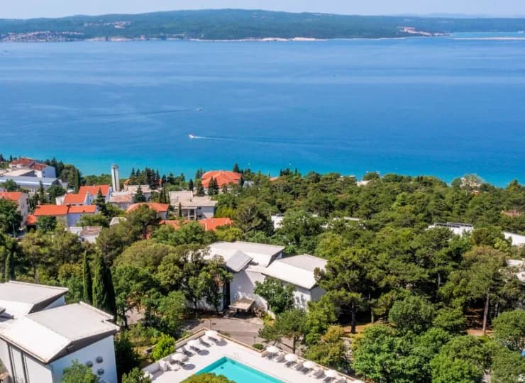 Jest położony na wzniesieniu z widokiem na morze i wyspę Krk