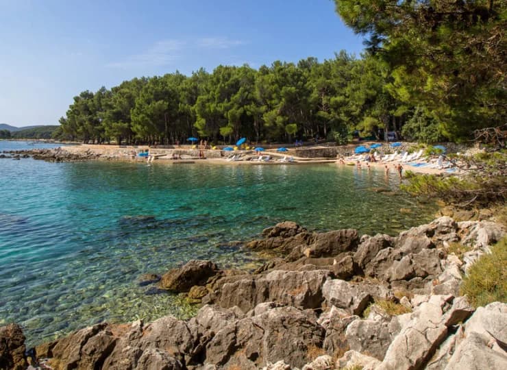 Hotel Manora**** jest położony 400 m od pięknej naturalnej plaży
