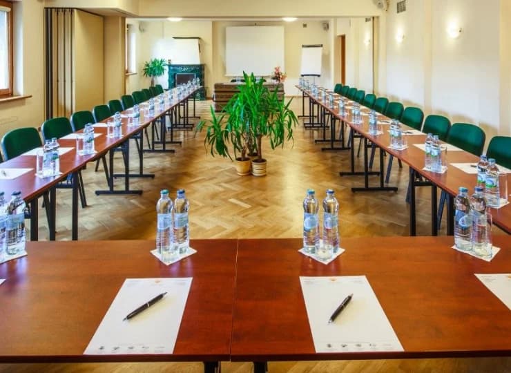 Hotel dysponuje 4 salami konferencyjnymi, największa pomieści nawet 80 osób