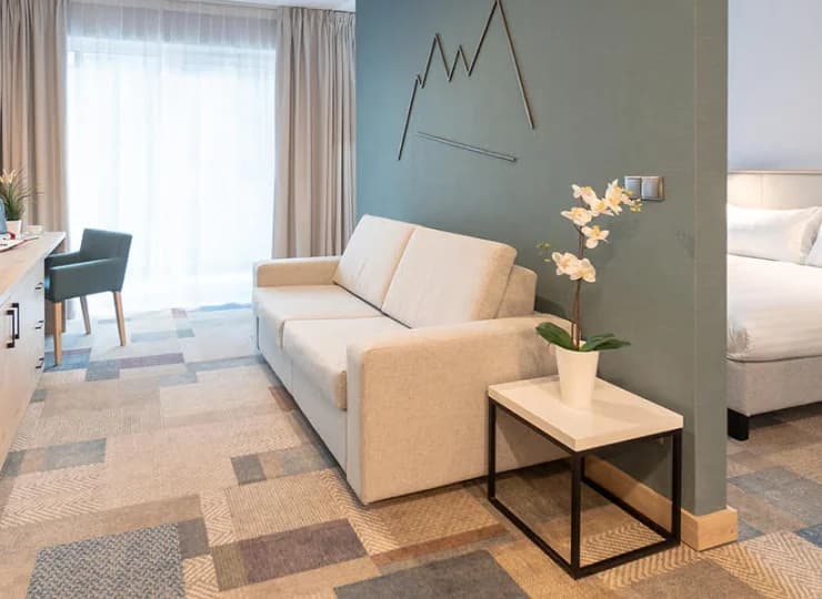 Pokój junior suite posiada część wypoczynkową