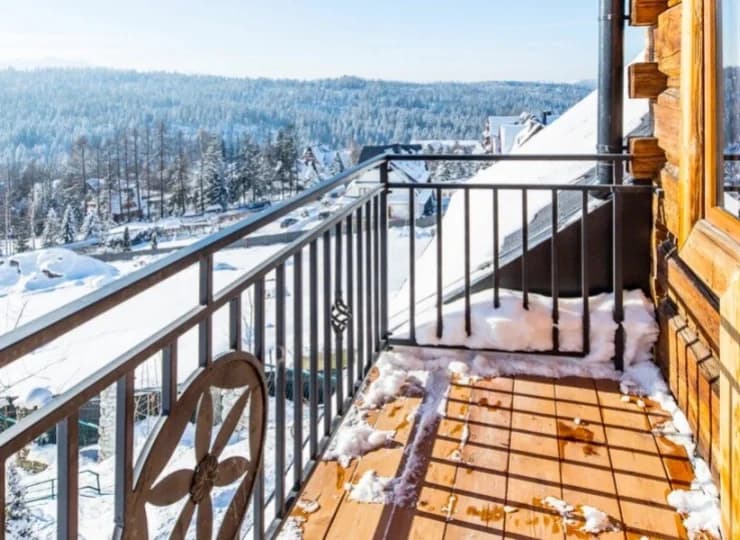Posiada też balkon z widokiem na góry