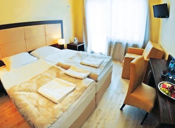 Pokoje są wyposażone w TV, WiFi i prywatną łazienkę z kabina prysznicową