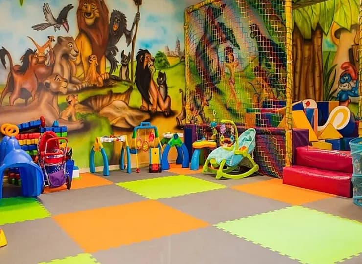 Kolorowa sala zabaw oferuje wiele atrakcji