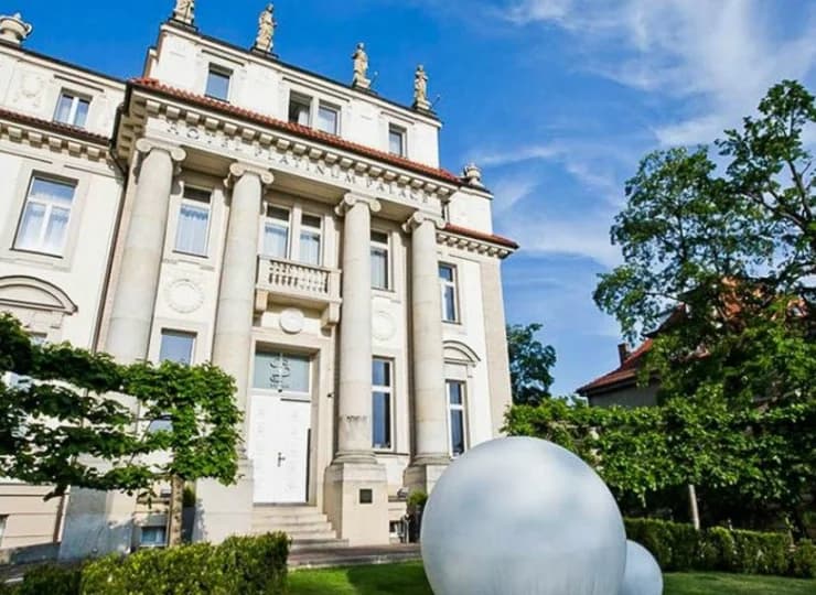 Hotel mieści się we wnętrzach odnowionej rezydencji rodziny Schoellerów