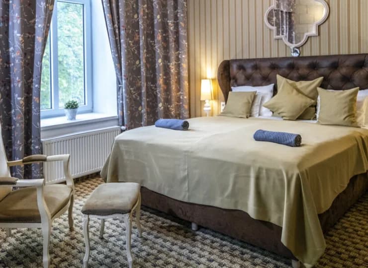 Hotel oferuje 50 pokoi i apartamentów