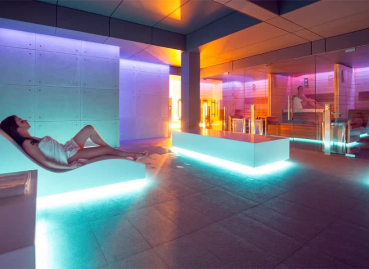Przygotowano tutaj kryty basen, jacuzzi i sauny
