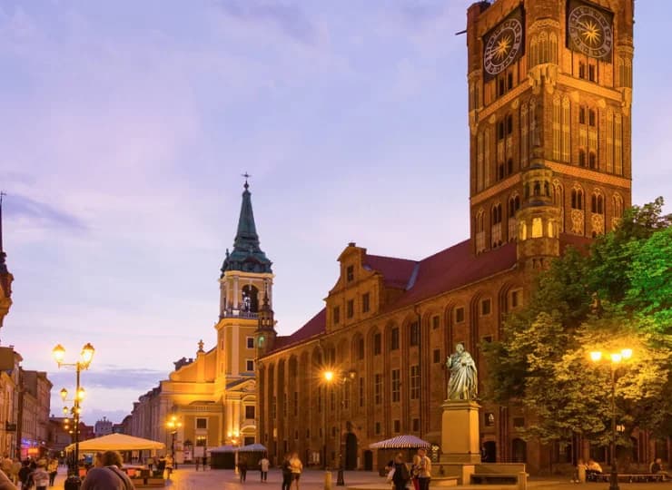 Hotel sąsiaduje z gotyckim kościołem Mariackim oraz Ratuszem Staromiejskim