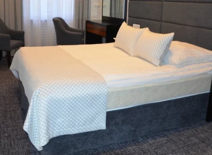 W wyposażeniu pokoi: telefon, TV, internet Wi-Fi, minibar oraz biurko