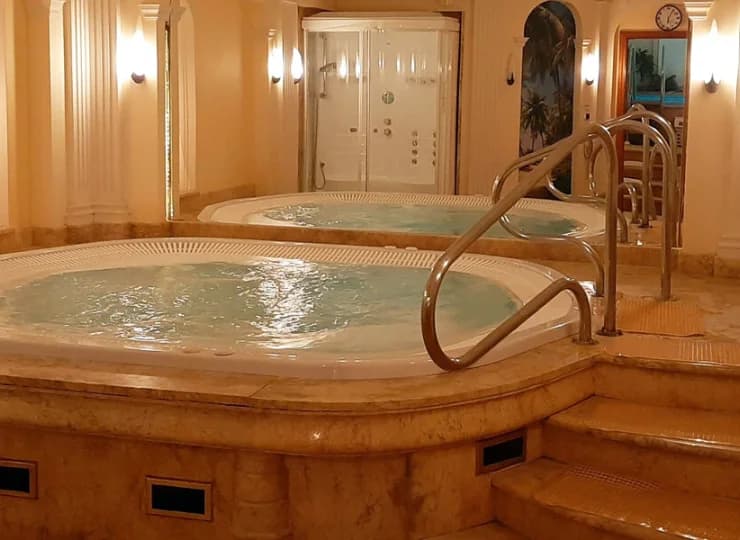 W strefie basenowej znajduje się również jacuzzi oraz sauna sucha
