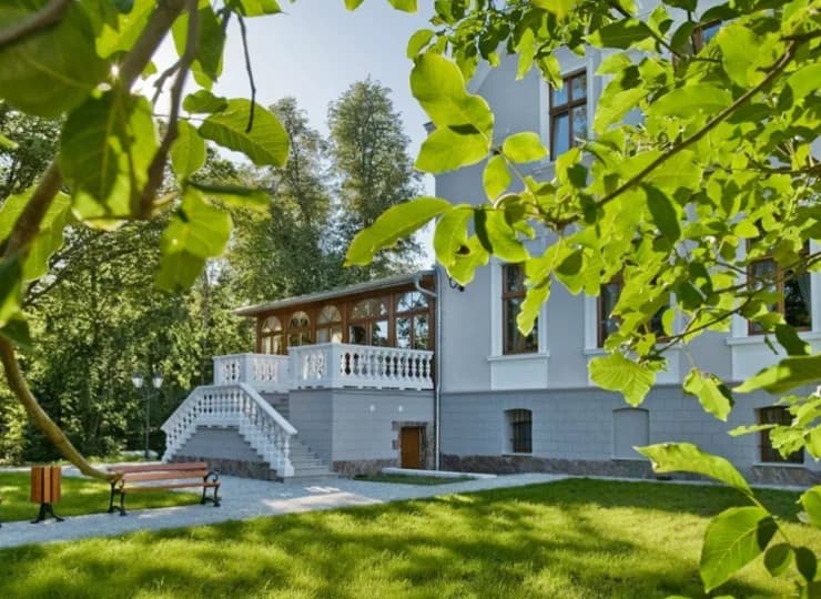 Do posiadłości należy także park w stylu angielskim z końca XIX wieku