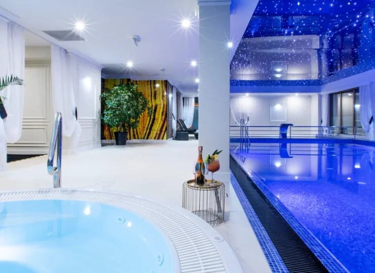 Goście mogą się zrelaksować w jacuzzi, a dla dzieci przygotowano osobny brodzik
