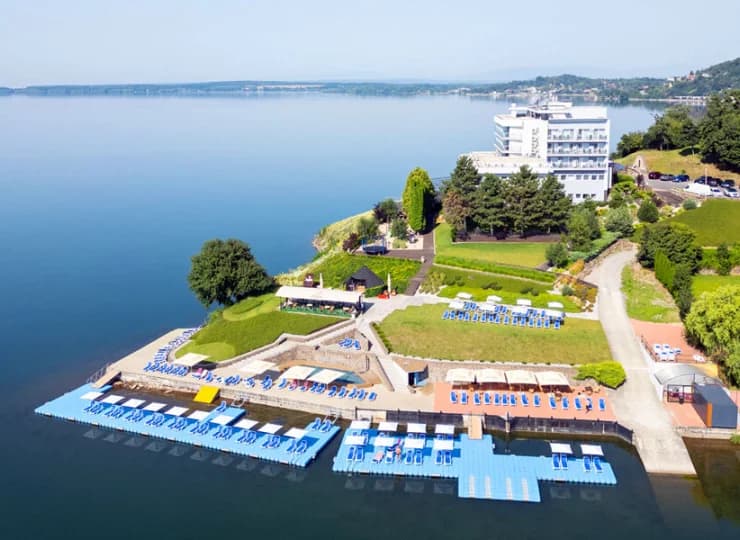 Hotel Eurobus**** powstał na cyplu oblanym wodami Zbiornika Zemplińskiego