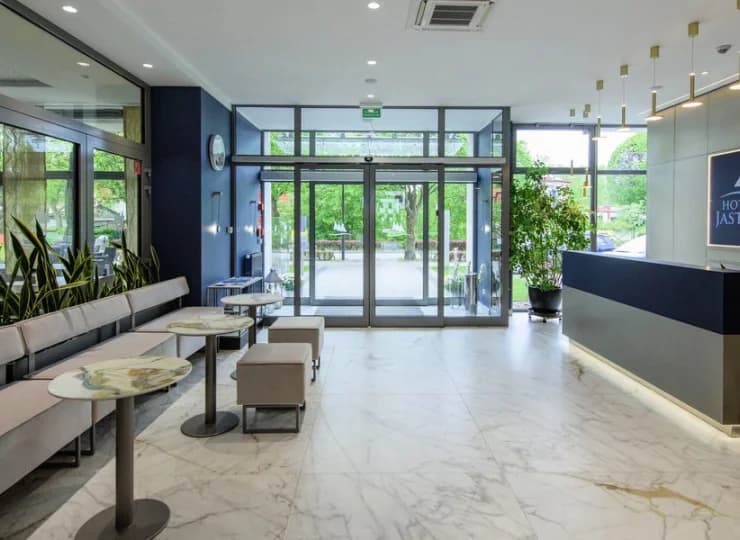 Jasne lobby urządzono nowocześnie i elegancko