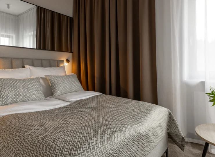 Wnętrze drugiej sypialni w pokoju deluxe grand