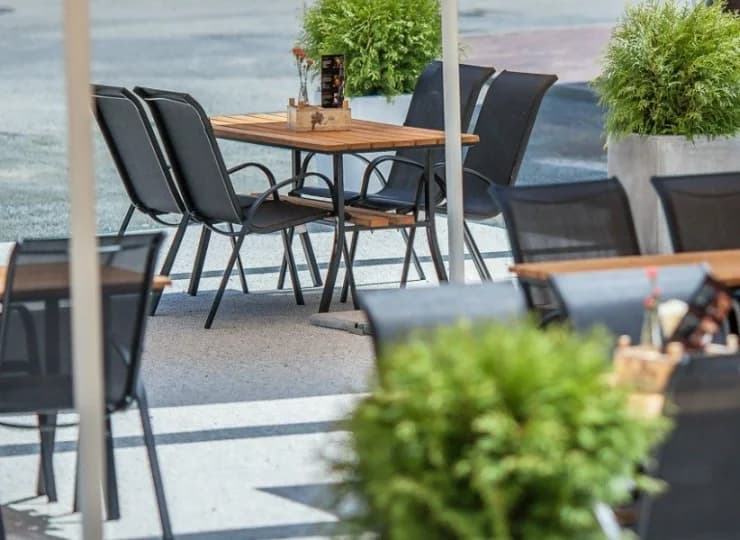Parasole dają cień w upalne dni