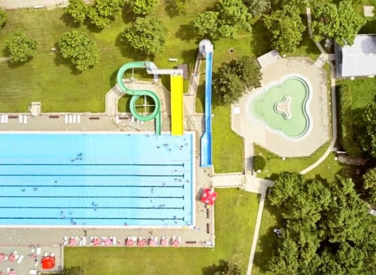 W sezonie letnim jest dostępny dodatkowy basen zewnętrzny i brodzik dla dzieci