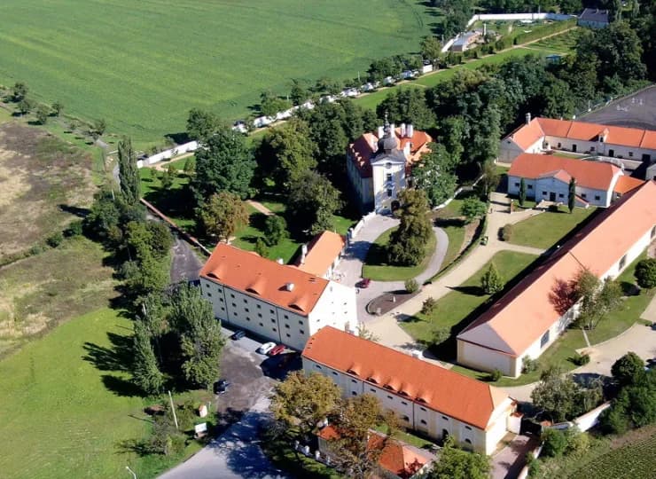 Północno-wschodnie obrzeża Pragi to piękna zielona okolica