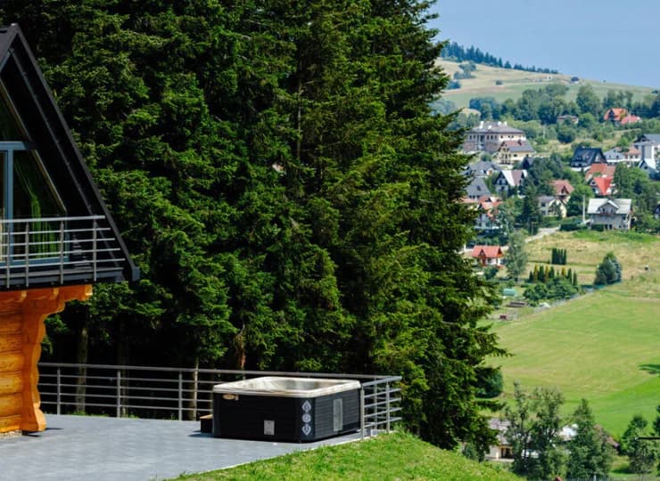 Na tarasie znajduje się zewnętrzne jacuzzi