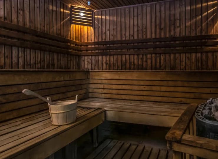 Jest tam sauna fińska i aromatyczna, łaźnia parowa, grota solna, ścieżka Kneippa