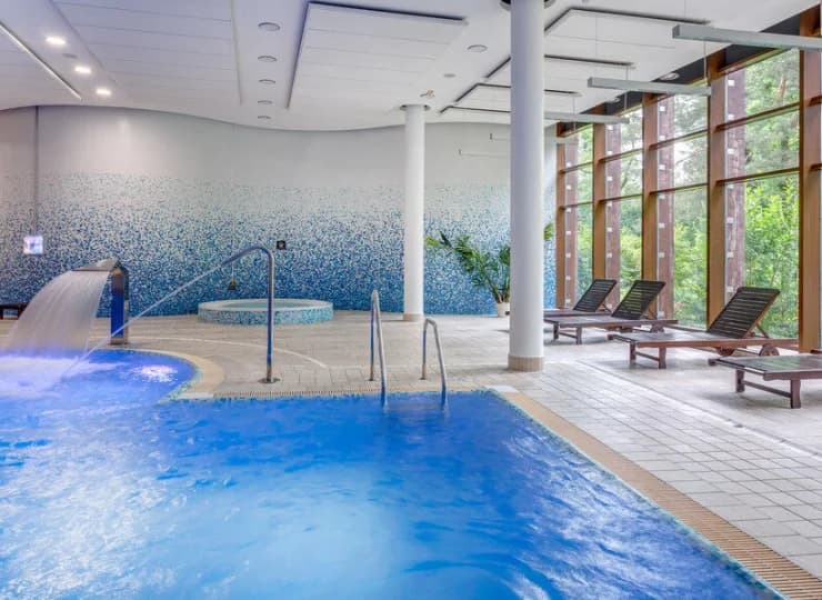 Holiday Inn Resort Warszawa Józefów to hotel pod Warszawą z basenem