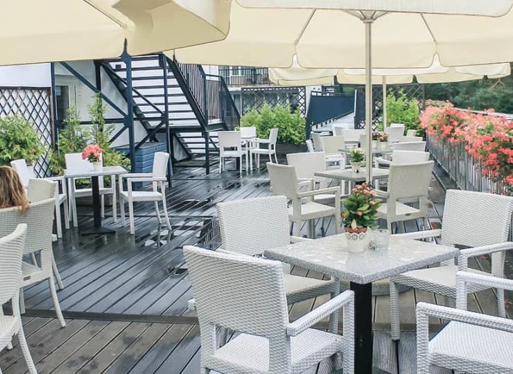 Liczne tarasy dostępne są z restauracji i kawiarni
