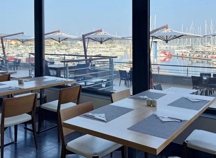 Z przeszklonej restauracji doskonale widać morze i marinę