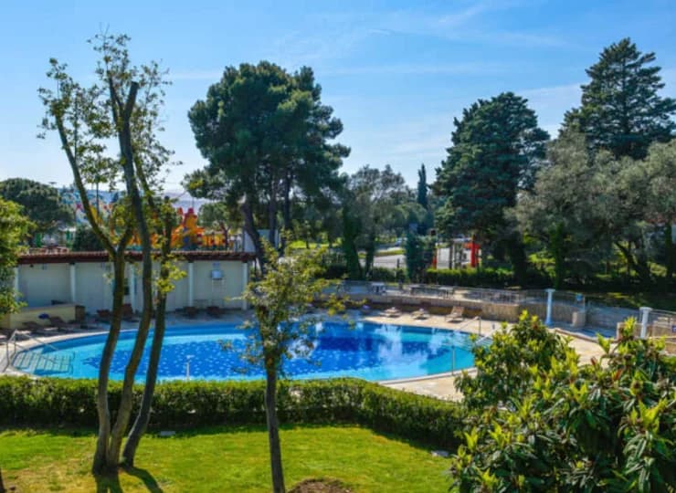 Na terenie hotelu znajduje się basen zewnętrzny