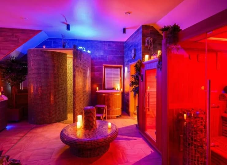 Na terenie obiektu znajduje się kameralna strefa wellness z saunami i jacuzzi