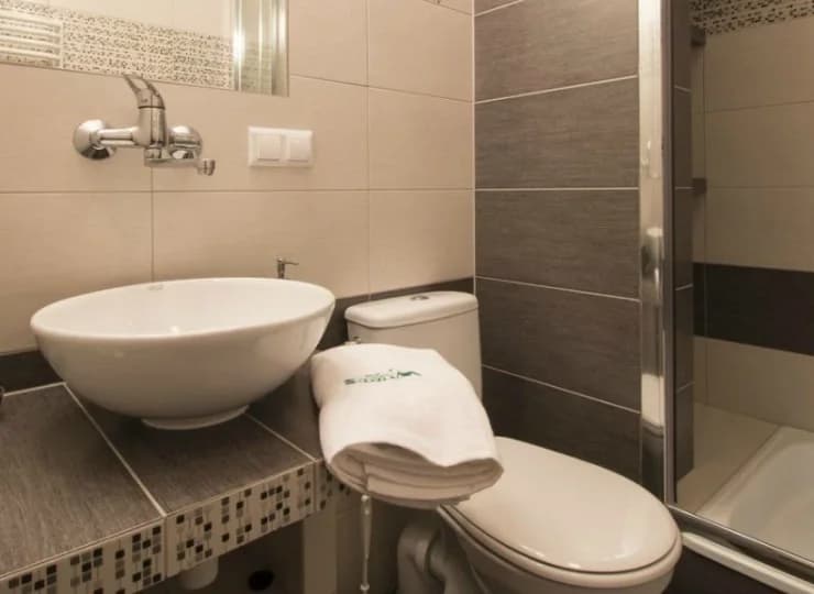 W łazience znajduje się kabina prysznicowa