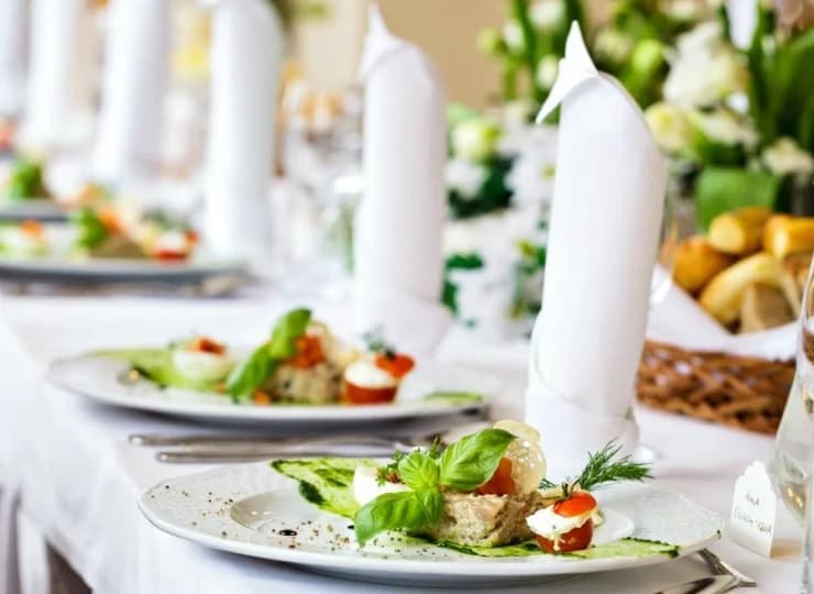 Popołudniami restauracja zaprasza na obiadokolacje z wyborem dań z menu
