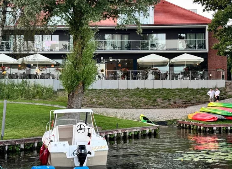 Można dopłynąć pod sam hotel