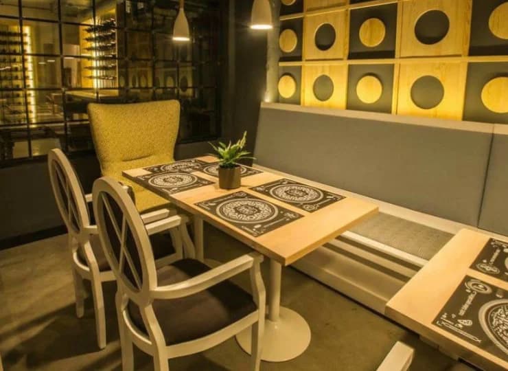 W restauracji serwowane są dania kuchni europejskiej