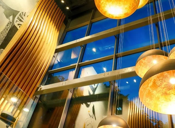 Wnętrza hotelu ożywiono wyrazistymi nowoczesnymi detalami