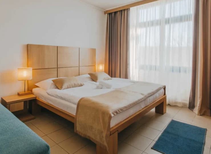 Wszystkie pokoje są klimatyzowane, wyposażone w TV, WiFi, mini barek