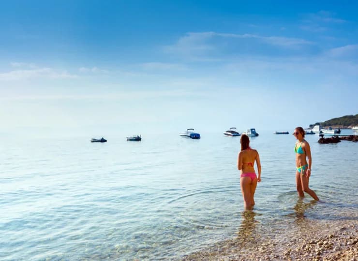 Hotel mieści się tylko 100 metrów od plaży