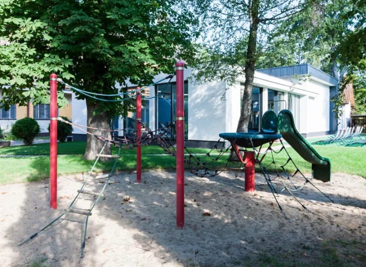 Dla dzieci przygotowany przyjemnie zacieniony plac zabaw