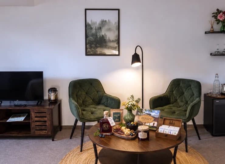 Pokój 2-os. boutique ma elegancki kącik kawowy z wygodnymi fotelami