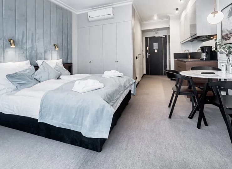 Każdy apartament posiada aneks kuchenny oraz stół jadalny