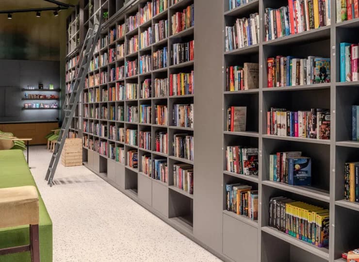 Z kawiarnią sąsiaduje biblioteka, są tu też dostępne książki po polsku