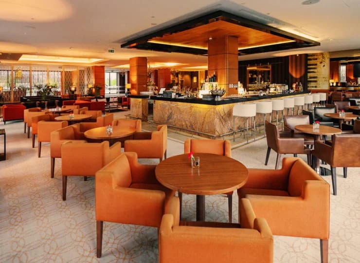 W hotelu jest też lobby bar z widokiem na jezioro