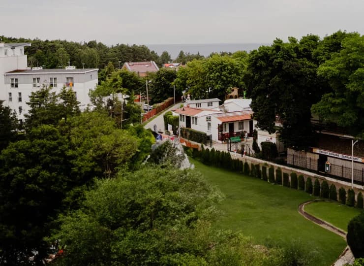 Budynek jest zlokalizowany jedynie 100 metrów od plaży