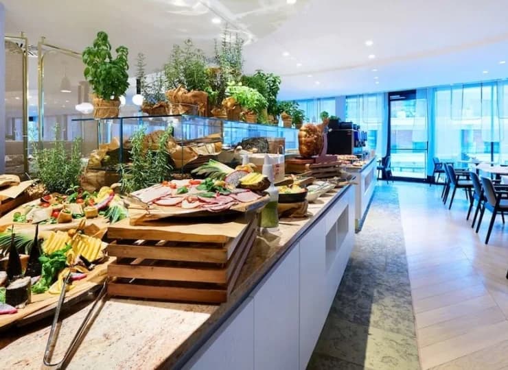 Śniadanie jest podawane w restauracji The Larder