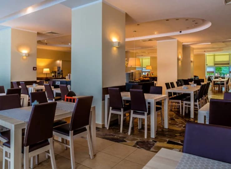 Hotel serwuje śniadania i obiadokolacje w formie bufetu