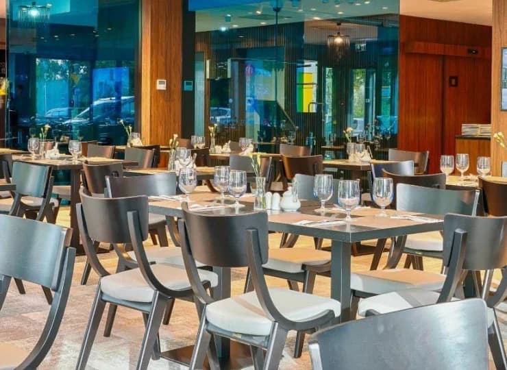 W hotelowej restauracji podawane są pyszne śniadania i obiadokolacje