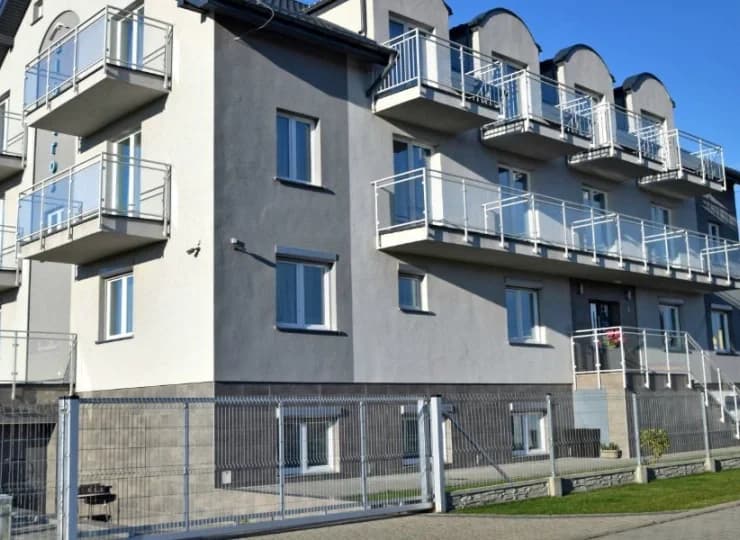 Na terenie wokół obiektu znajdują się m.in. boisko, plac zabaw