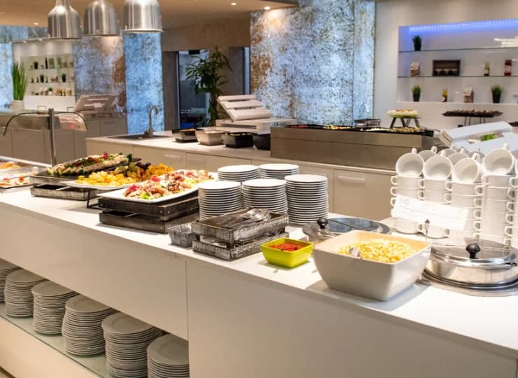 Hotelowa restauracja codziennie podaje bufetowe śniadania i obiadokolacje