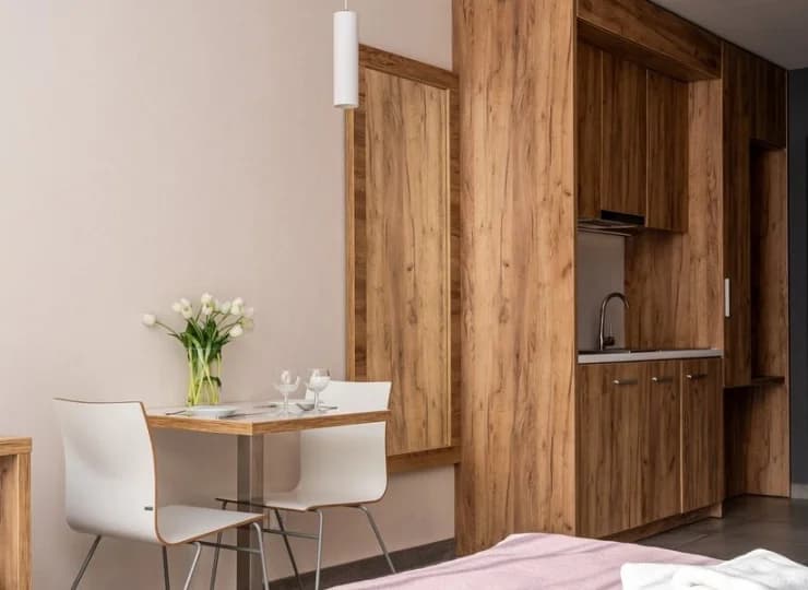 W Apartamencie Standard jest niewielki aneks kuchenny i stół z krzesłami