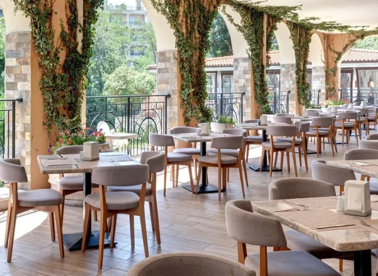 W restauracji bufetowej są podawane trzy główne posiłki dziennie
