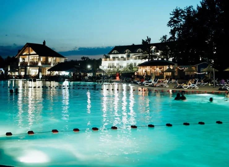 Hotel jest malowniczo położony nad zalewem