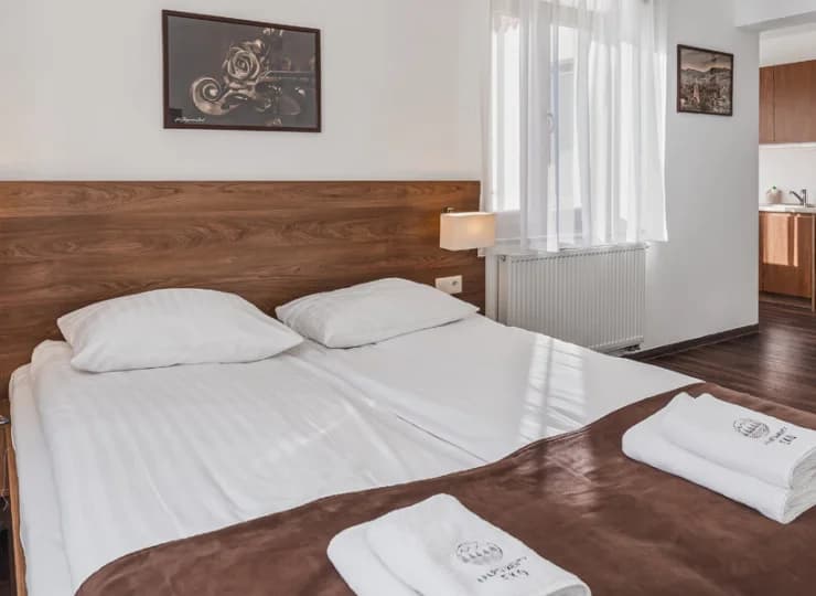 Każdy apartament ma wyposażony aneks kuchenny, łazienkę, TV, wifi, mały balkon